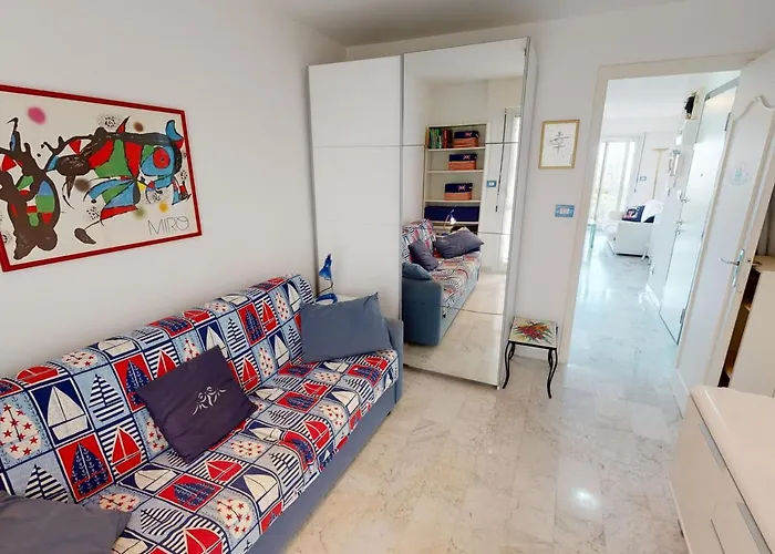 Appartement Agreable 2 Pieces Renove Avec Balcon, - Fr-1-196-302 *