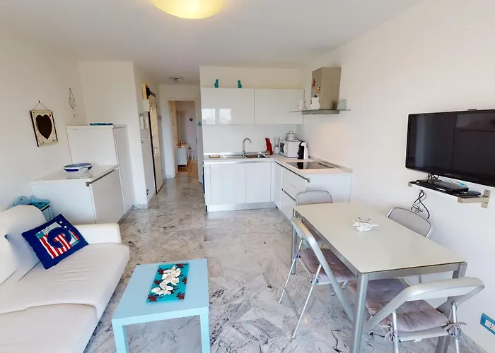 Agreable 2 Pieces Renove Avec Balcon, - Fr-1-196-302 מנטון